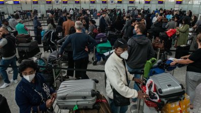 Кризата с отменените полети в Европа вече засяга стотици хиляди пътници