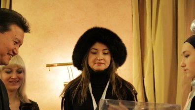 Кожена шапка и шоколадов шах утешават Стефанова