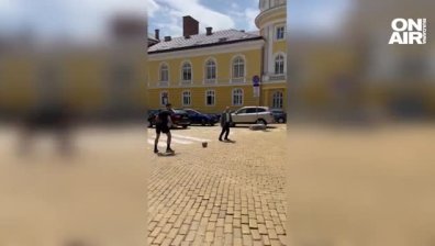 Управляващи и опозиция играха футбол на жълтите павета (+ВИДЕО)