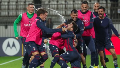 Антов изгледа от резервната скамейка загубата на своя "Монца" с 1:2 от "Болоня"
