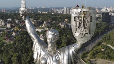 За Деня на независимостта Украйна се готви за мощни атаки, излага повредена руска техника