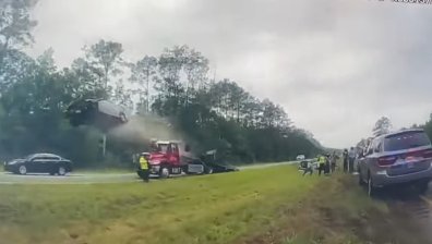 Като от "Бързи и яростни": Жена прелетя с колата си над "Пътна помощ" (+ВИДЕО)