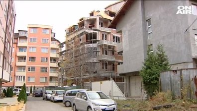 Бетонна сага: Къща се оказа зазидана между блокове