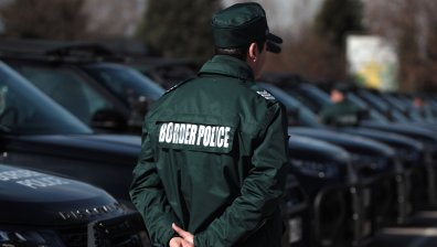 Гранични полицаи спасиха премръзнали баща и син край Драгоман, детето било босо