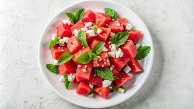 Рецепта за лятна салата с диня, сирене и мента