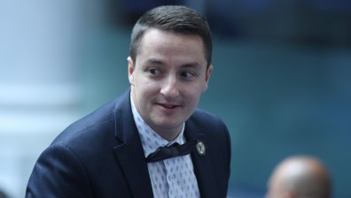 Коста Стоянов от ''Възраждане'' нападна Явор Божанков в кулоарите на парламента (+ВИДЕО)