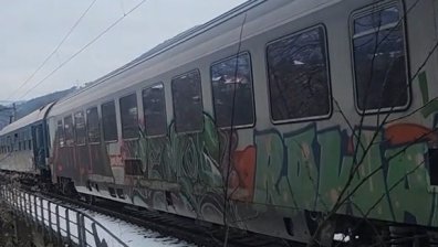Ужасяващ клип: Мъж умишлено спира бърз влак край Владо Тричков