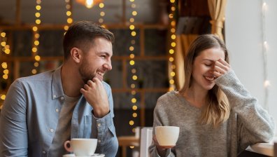 Зодиите, които се влюбват в дълбоките разговори, а не във външния вид