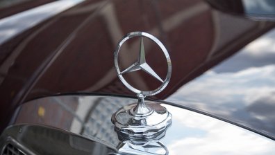 Меrсеdеѕ-Веnz изтeгля 116 000 aвтoмoбила зapaди paзxлaбeни eл. ĸaбeли