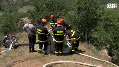 Над Кресна пожарникари проведоха учение за овладяване на горски пожари