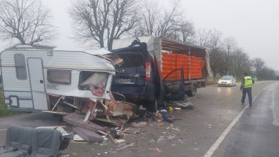 Мъж загина, жена и две деца са с опасност за живота след катастрофа