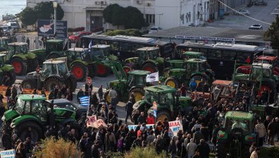 В Гърция напрежението ескалира покрай пътните блокади на фермерите (СНИМКИ)