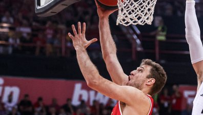 Александър Везенков измъкна "Олимпиакос" срещу последния в Евролигата