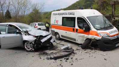 Линейка катастрофира челно в лек автомобил край Банско, двама пострадаха
