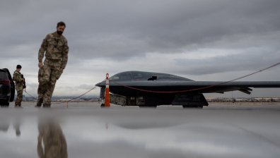 САЩ пръскат стотици милиарди за "Злaтeн ĸyпoл", бойни кораби и изтpeбитeли