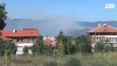 Пожар ограничи движението по АМ "Струма" (Обновена)