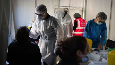 Френски медици с картички към Макрон: Изтощени сме, наемайте повече