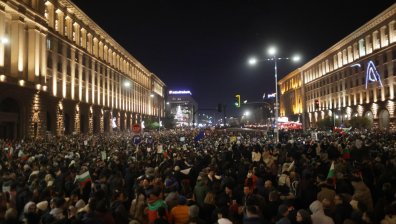 Протестът в центъра на София НА ЖИВО (ВИДЕО)