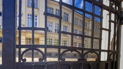 14-годишна наби 15-годишна своя позната край училище