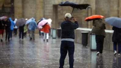 Проливни дъждове в Испания затвориха училища и ограничиха достъпа до паркове