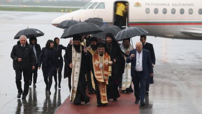 Пристига Благодатният огън от Божи гроб в Йерусалим (ВИДЕО)