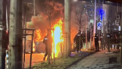 Камъни и колчета полетяха срещу полицаите, протестиращи чупят патрулка