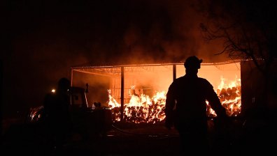 Двама души изгоряха, докато бягат от пламъците в Кипър