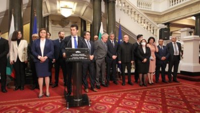 Депутатите гласуват проектокабинета "Петков"