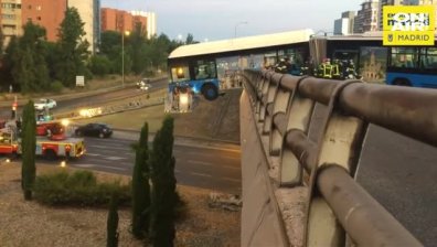 Автобус увисна застрашително от моста на булевард в Мадрид