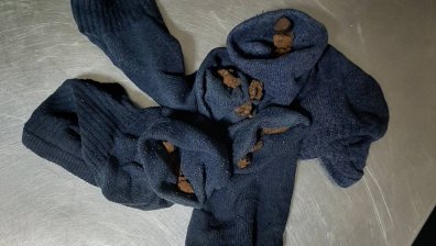 Бежанец кацна в София с чорапи, пълни с хашиш