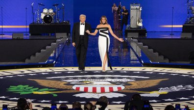 Танцът на Доналд Тръмп с Мелания и първите разписани заповеди (СНИМКИ)