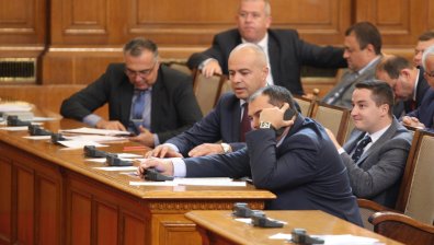 Депутатите разместиха дневния ред: Още обсъждат бюджета