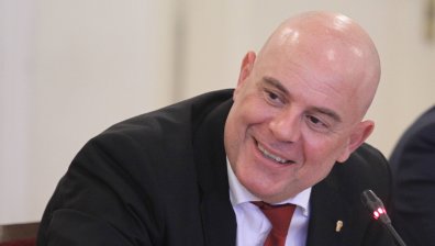Защитаваха го, сега му искат оставката: Как приближените на Гешев промениха позицията си
