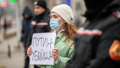 Руснаци организираха акции в памет на Навални, в няколко града има задържани