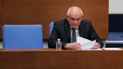 НАП и Агенция "Митници" влязоха в "Лукойл" по нареждане на Главчев