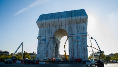 Триумфалната арка вече блести така, както Кристо си я е представял
