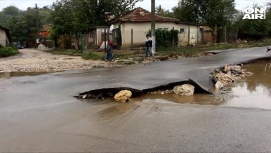 Унищожена покъщнина и евакуирани хора след дъждовете в Добричко