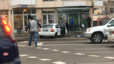 Патрулка и цивилен автомобил катастрофираха на бул. "Ерусалим"