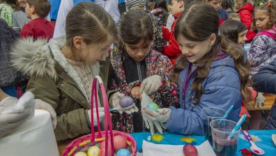 На Велики четвъртък деца боядисваха яйца на площад "Св. Неделя"