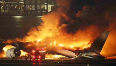 Пет жертви на огнения Ад в самолета на японските авиолинии, капитанът се спасил