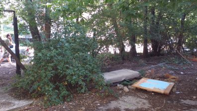 Сигнал от Helpbook: Мястото е обрасло, занемарено и превърнато в тоалетна