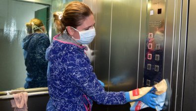 Маските в Словения стават задължителни на открито