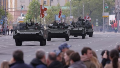 Парадът на 9 май в Русия тази година е нещо повече от демонстрация на военна мощ