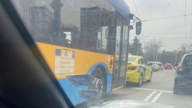 Катастрофа между тролей и такси в София прати две жени в болница