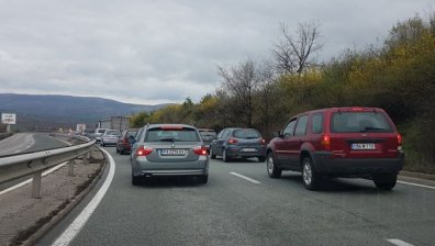 Изместиха авариралия камион, който затапи "Хемус"