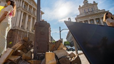 Акция на "Грийнпийс" с печки на дърва в центъра на София (СНИМКИ)