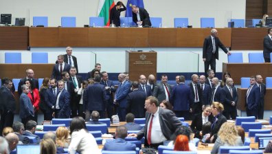 Опозицията блокира работата на парламента