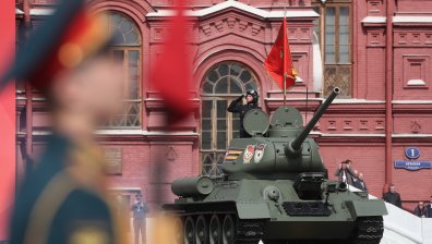 Русия демонстрира военна мощ на Червения площад, Путин ръководи честванията