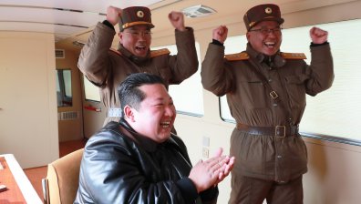 Ким Чен Ун инспектира изпитанието на нова ракета земя-море
