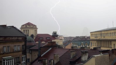 Оранжев и жълт код за опасност от бури, порои, градушки, градусите остават високи